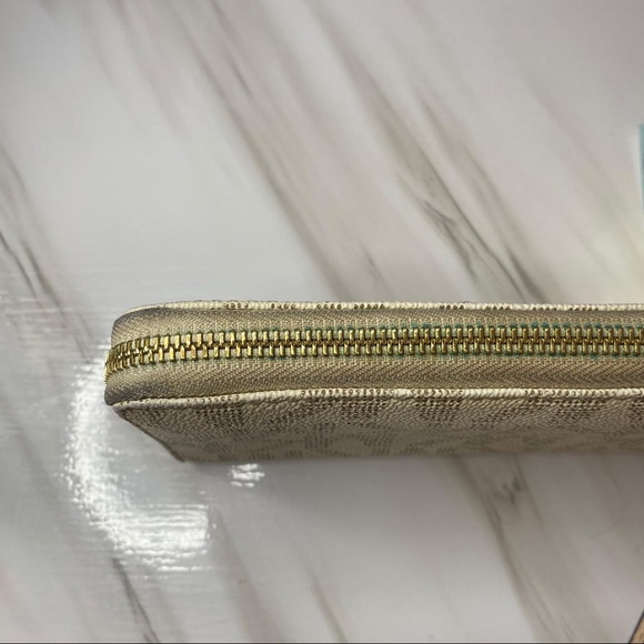 Michael Kors Wallet - Picture 5 of 9